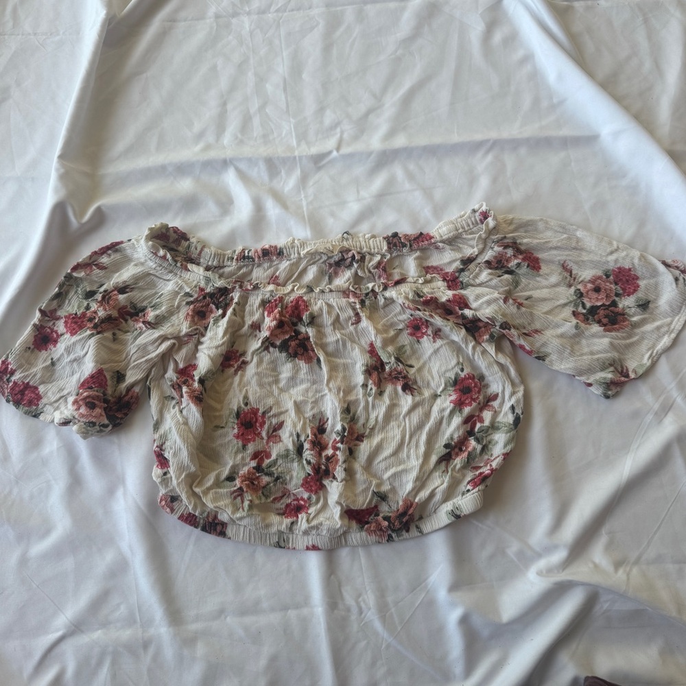 ILLA ILLA Floral Off-Shoulder Crop Top in Cream & Rose Romantic Milkmaid Small